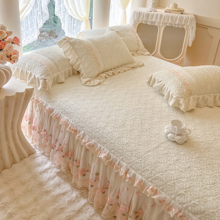 91家纺网 家纺一手货源 找家纺 瑞宝 2025新款雕花牛奶绒夹棉床裙四件套-花有约 花有约-奶油白