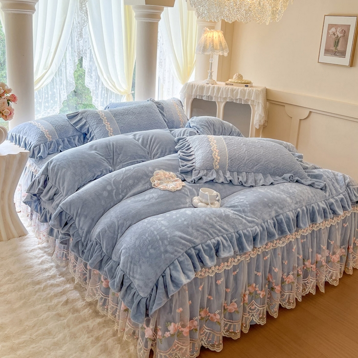 91家纺网 家纺一手货源 找家纺 瑞宝 2025新款雕花牛奶绒夹棉床裙四件套-花有约 花有约-蔚蓝