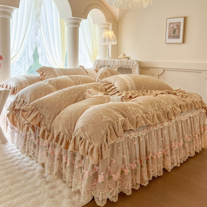 91家纺网 家纺一手货源 找家纺 瑞宝 2025新款雕花牛奶绒夹棉床裙四件套-花有约 花有约-卡其