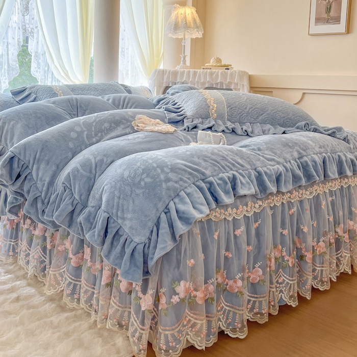 91家纺网 家纺一手货源 找家纺 瑞宝 2025新款雕花牛奶绒夹棉床裙四件套-花有约 花有约-蔚蓝