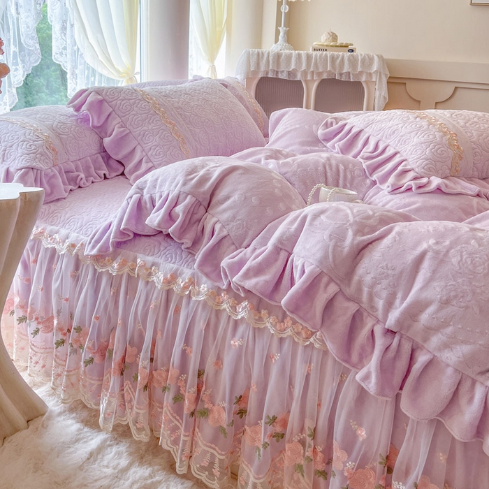 91家纺网 家纺一手货源 找家纺 瑞宝 2025新款雕花牛奶绒夹棉床裙四件套-花有约 花有约-梦幻紫