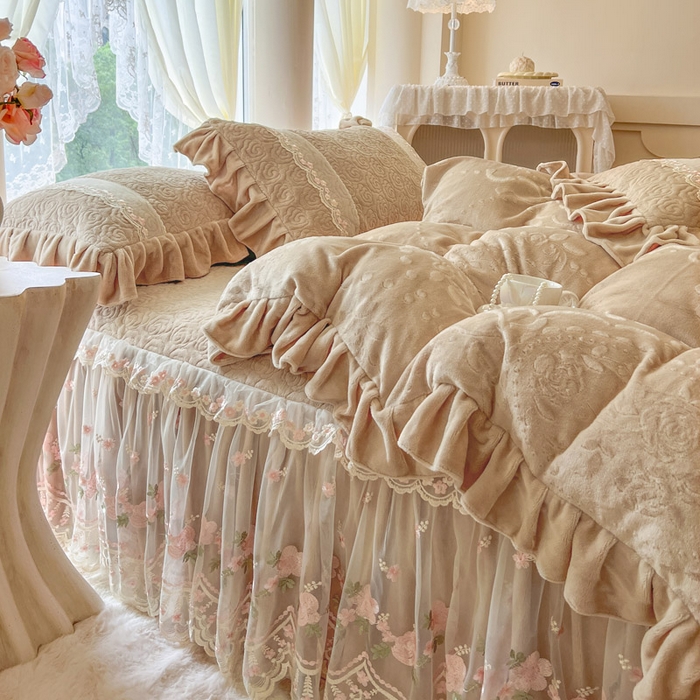 91家纺网 家纺一手货源 找家纺 瑞宝 2025新款雕花牛奶绒夹棉床裙四件套-花有约 花有约-卡其