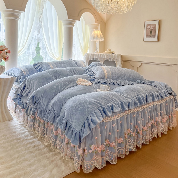 91家纺网 家纺一手货源 找家纺 瑞宝 2025新款雕花牛奶绒夹棉床裙四件套-花有约 花有约-蔚蓝