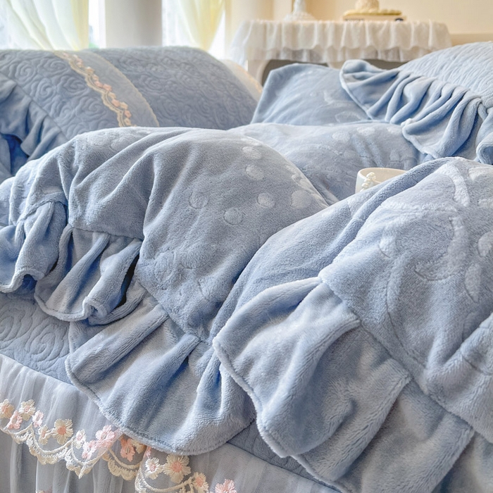 91家纺网 家纺一手货源 找家纺 瑞宝 2025新款雕花牛奶绒夹棉床裙四件套-花有约 花有约-蔚蓝