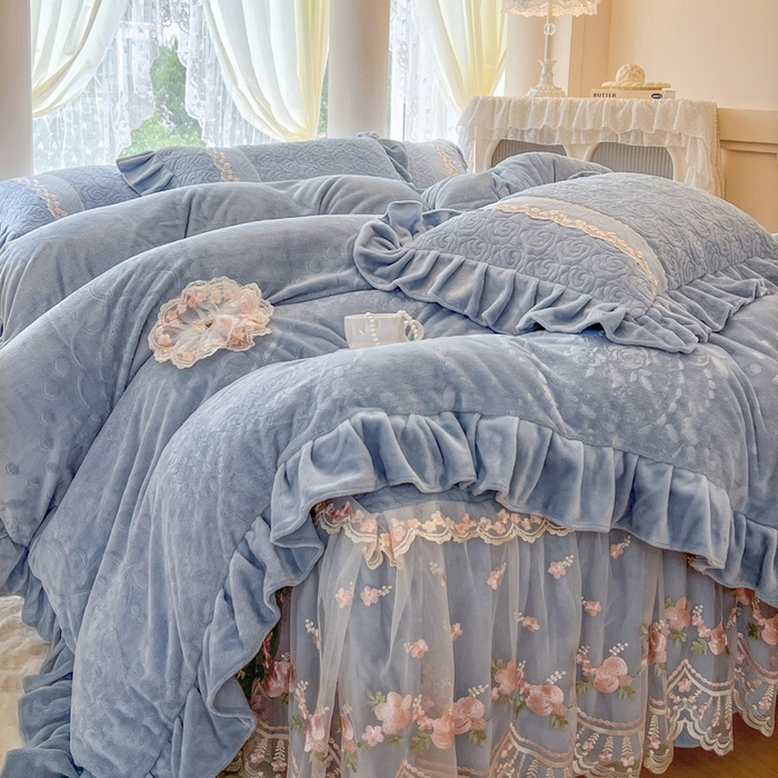 91家纺网 家纺一手货源 找家纺 瑞宝 2025新款雕花牛奶绒夹棉床裙四件套-花有约 花有约-蔚蓝