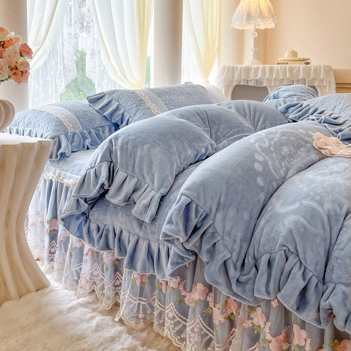 91家纺网 家纺一手货源 找家纺 瑞宝 2025新款雕花牛奶绒夹棉床裙四件套-花有约 花有约-蔚蓝