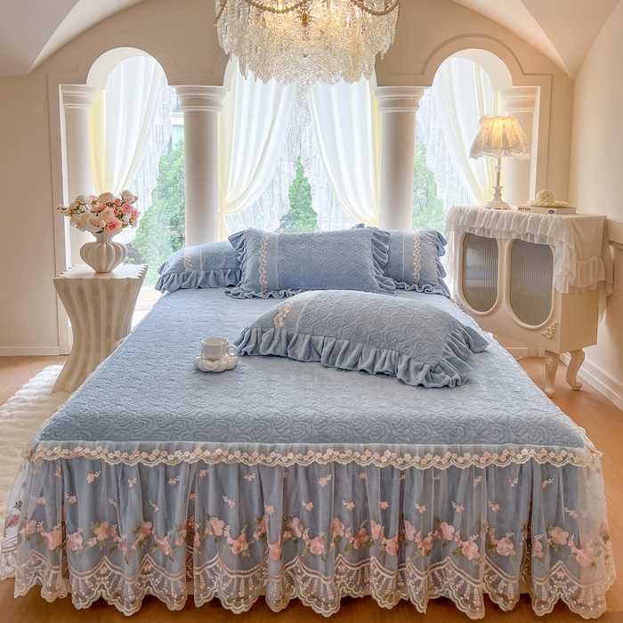 91家纺网 家纺一手货源 找家纺 瑞宝 2025新款雕花牛奶绒夹棉床裙四件套-花有约 花有约-蔚蓝