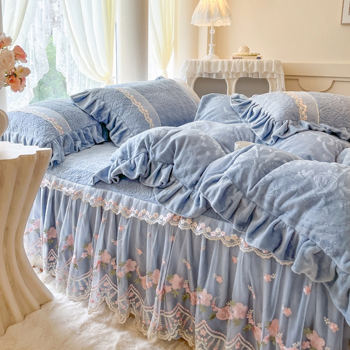 91家纺网 家纺一手货源 找家纺 瑞宝 2025新款雕花牛奶绒夹棉床裙四件套-花有约 花有约-蔚蓝