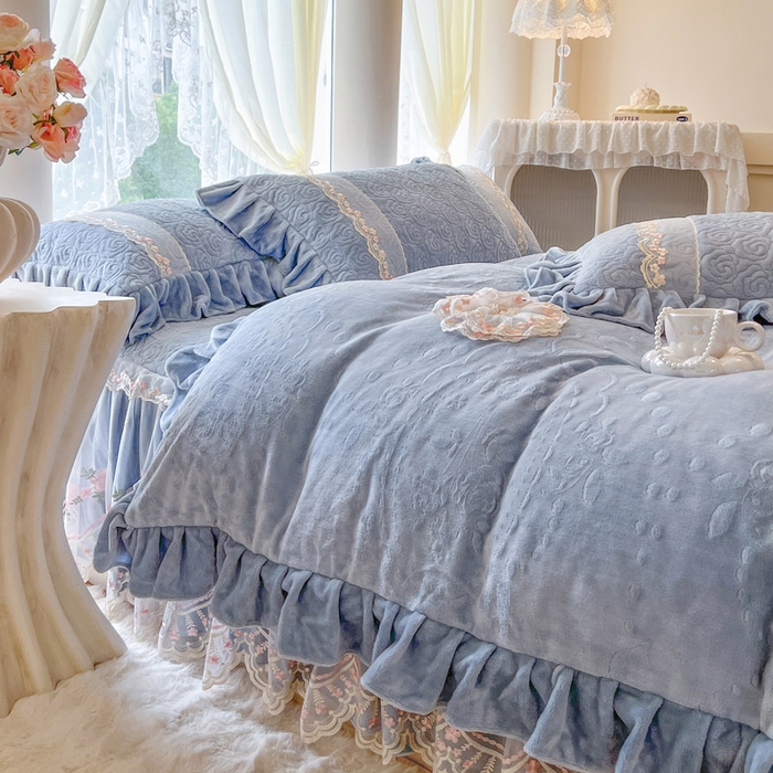 91家纺网 家纺一手货源 找家纺 瑞宝 2025新款雕花牛奶绒夹棉床裙四件套-花有约 花有约-蔚蓝