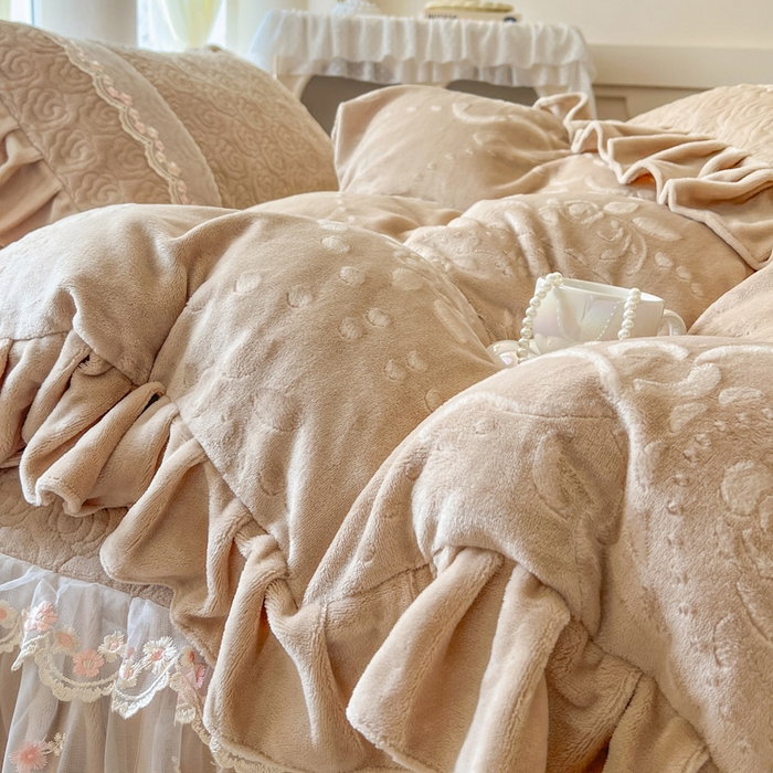 91家纺网 家纺一手货源 找家纺 瑞宝 2025新款雕花牛奶绒夹棉床裙四件套-花有约 花有约-卡其