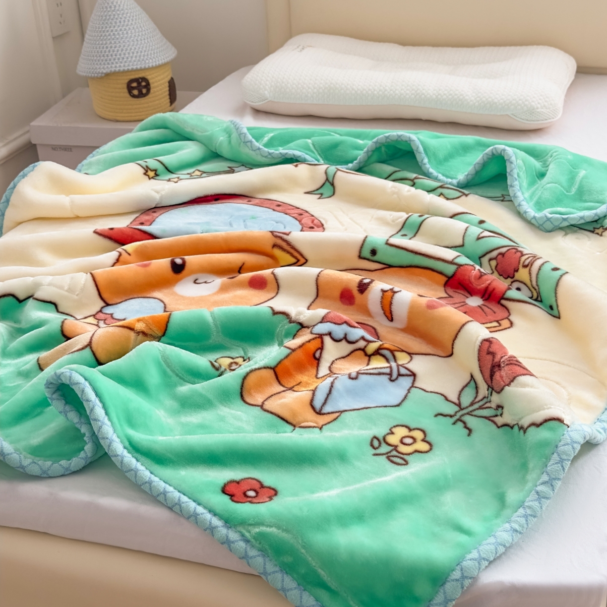 91家纺网 家纺一手货源 找家纺 悦织湾家纺 2025新款拉舍尔双层云绒童毯毯子卡通休闲沙发盖毯毛毯儿童婴幼儿宝宝小毯子 可爱小熊2#绿