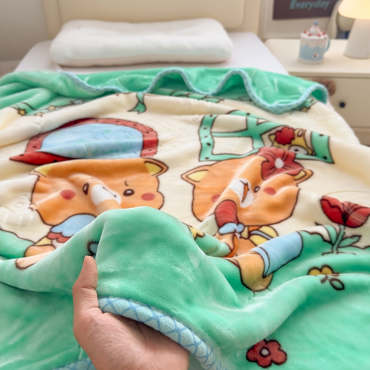 91家纺网 家纺一手货源 找家纺 悦织湾家纺 2025新款拉舍尔双层云绒童毯毯子卡通休闲沙发盖毯毛毯儿童婴幼儿宝宝小毯子 可爱小熊2#绿