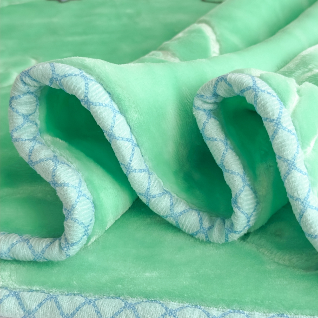 91家纺网 家纺一手货源 找家纺 悦织湾家纺 2025新款拉舍尔双层云绒童毯毯子卡通休闲沙发盖毯毛毯儿童婴幼儿宝宝小毯子 可爱小熊2#绿