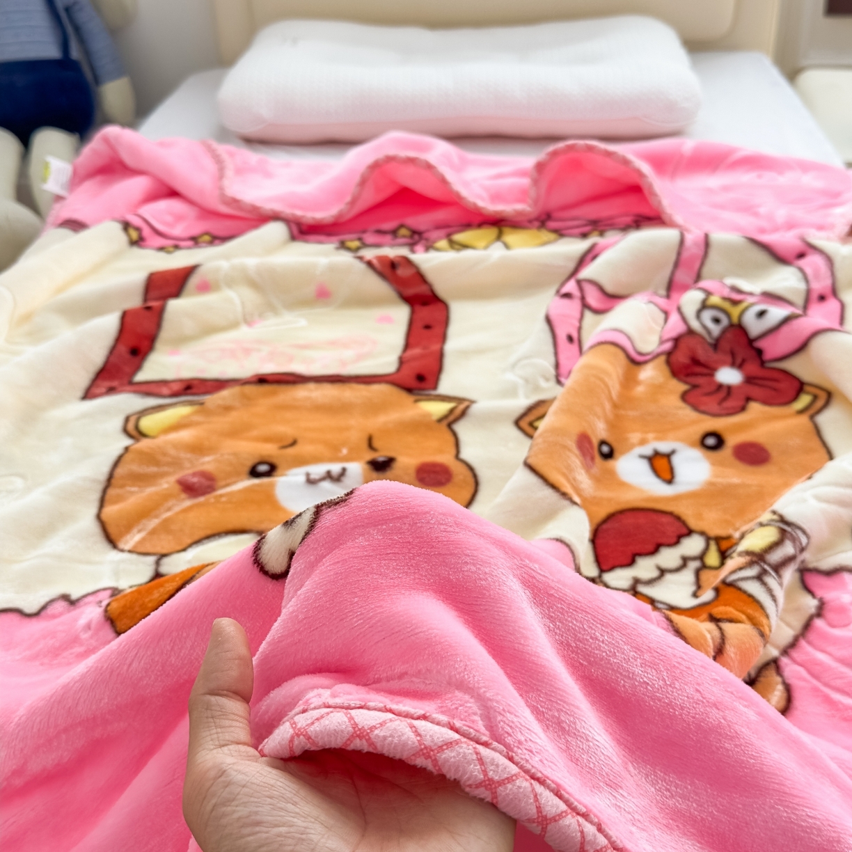 91家纺网 家纺一手货源 找家纺 悦织湾家纺 2025新款拉舍尔双层云绒童毯毯子卡通休闲沙发盖毯毛毯儿童婴幼儿宝宝小毯子 可爱小熊22#粉