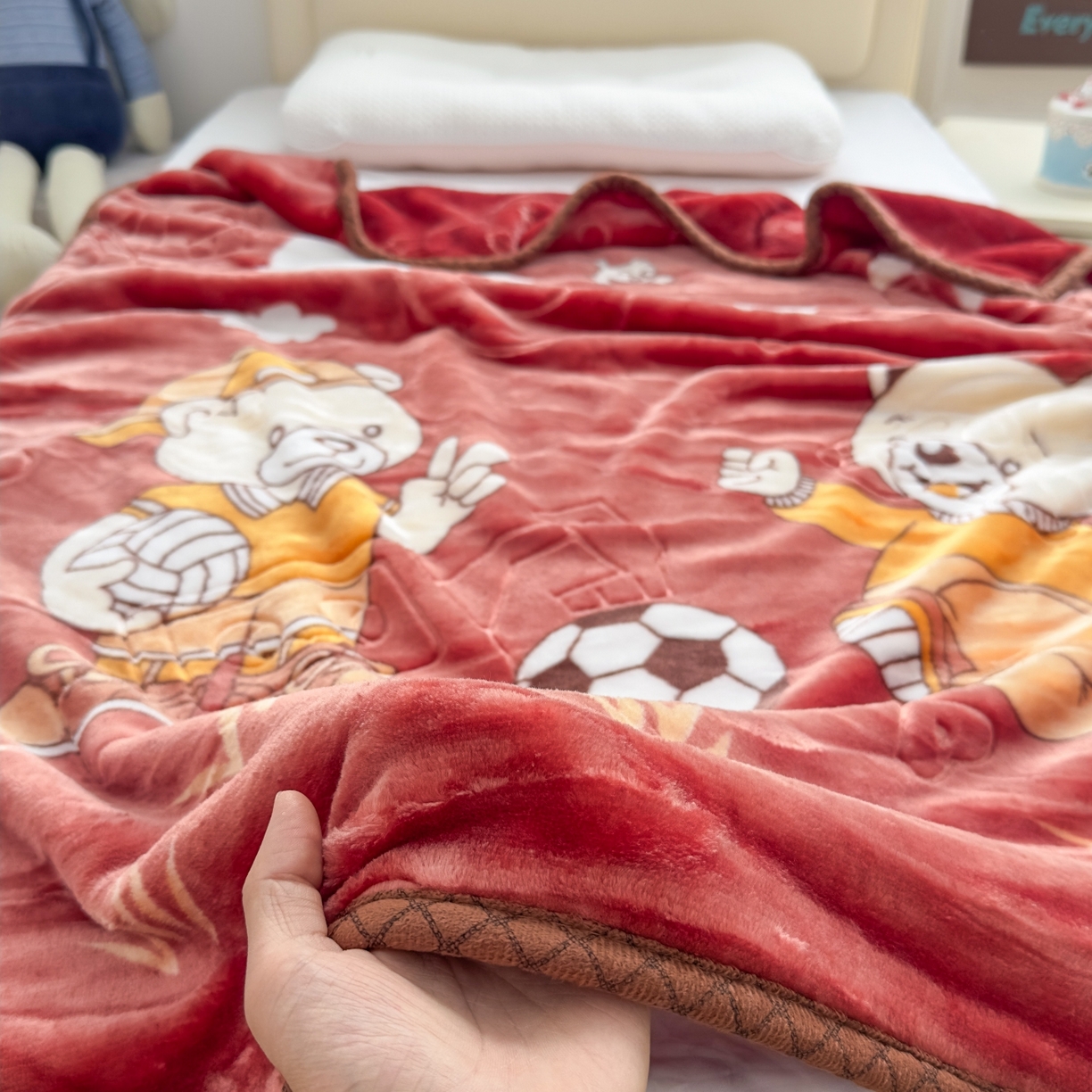 91家纺网 家纺一手货源 找家纺 悦织湾家纺 2025新款拉舍尔双层云绒童毯毯子卡通休闲沙发盖毯毛毯儿童婴幼儿宝宝小毯子 足球健将4#咖啡色