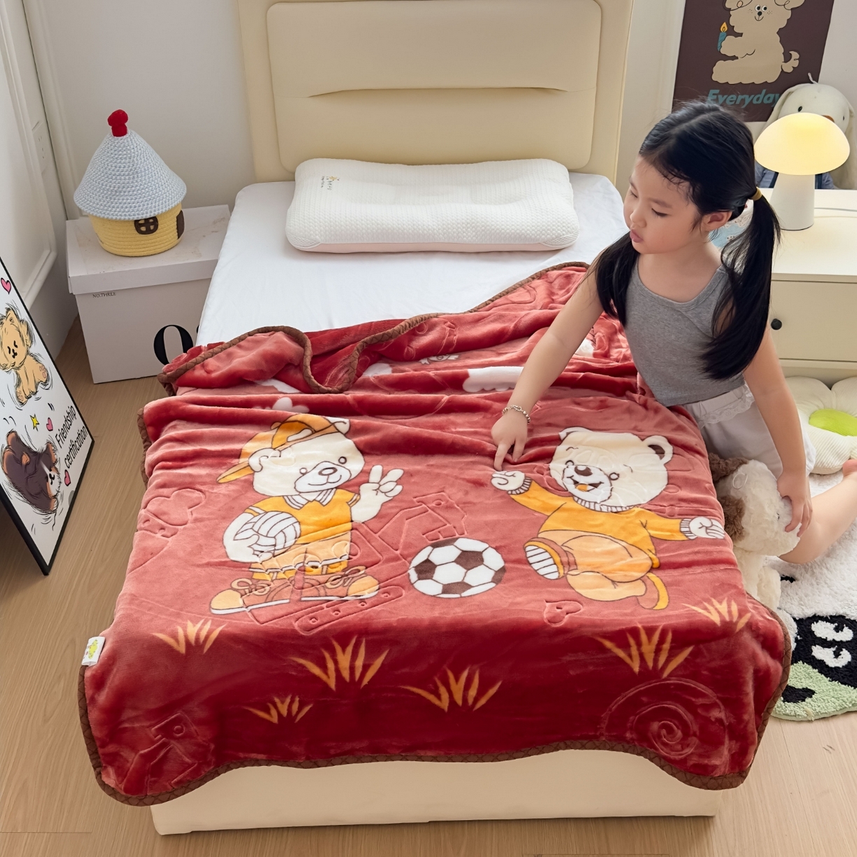 91家纺网 家纺一手货源 找家纺 悦织湾家纺 2025新款拉舍尔双层云绒童毯毯子卡通休闲沙发盖毯毛毯儿童婴幼儿宝宝小毯子 足球健将4#咖啡色