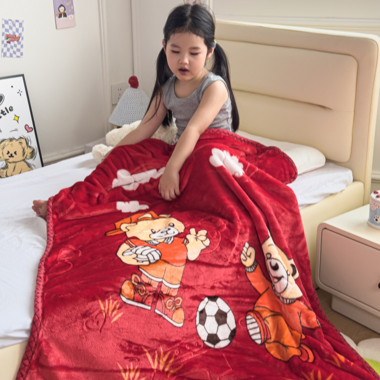 91家纺网 家纺一手货源 找家纺 悦织湾家纺 2025新款拉舍尔双层云绒童毯毯子卡通休闲沙发盖毯毛毯儿童婴幼儿宝宝小毯子 足球健将8#大红色