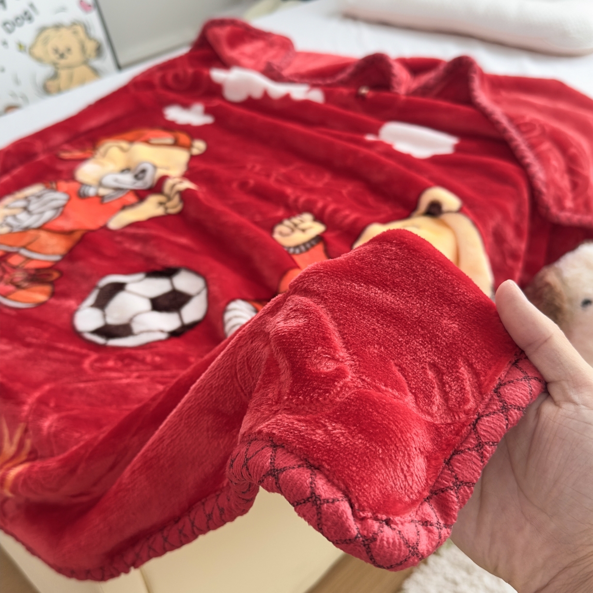 91家纺网 家纺一手货源 找家纺 悦织湾家纺 2025新款拉舍尔双层云绒童毯毯子卡通休闲沙发盖毯毛毯儿童婴幼儿宝宝小毯子 足球健将8#大红色