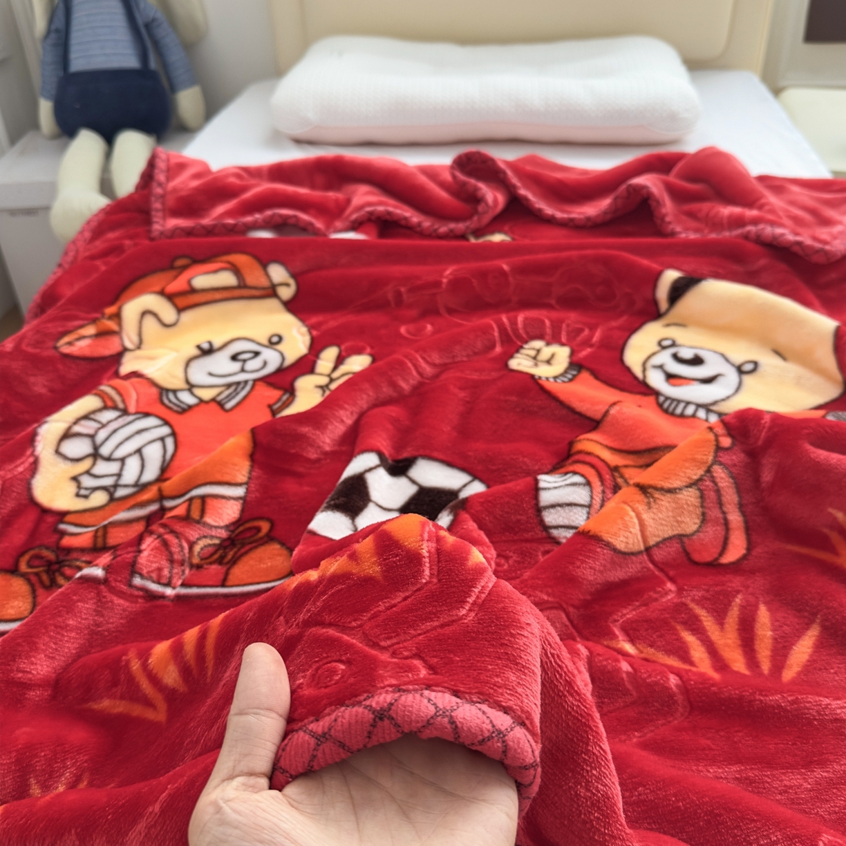 91家纺网 家纺一手货源 找家纺 悦织湾家纺 2025新款拉舍尔双层云绒童毯毯子卡通休闲沙发盖毯毛毯儿童婴幼儿宝宝小毯子 足球健将8#大红色
