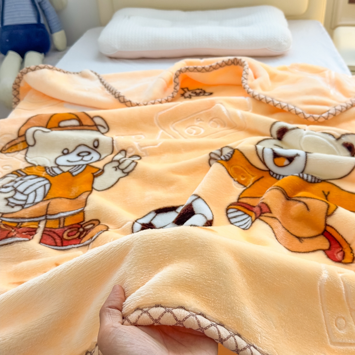 91家纺网 家纺一手货源 找家纺 悦织湾家纺 2025新款拉舍尔双层云绒童毯毯子卡通休闲沙发盖毯毛毯儿童婴幼儿宝宝小毯子 足球健将14#米黄