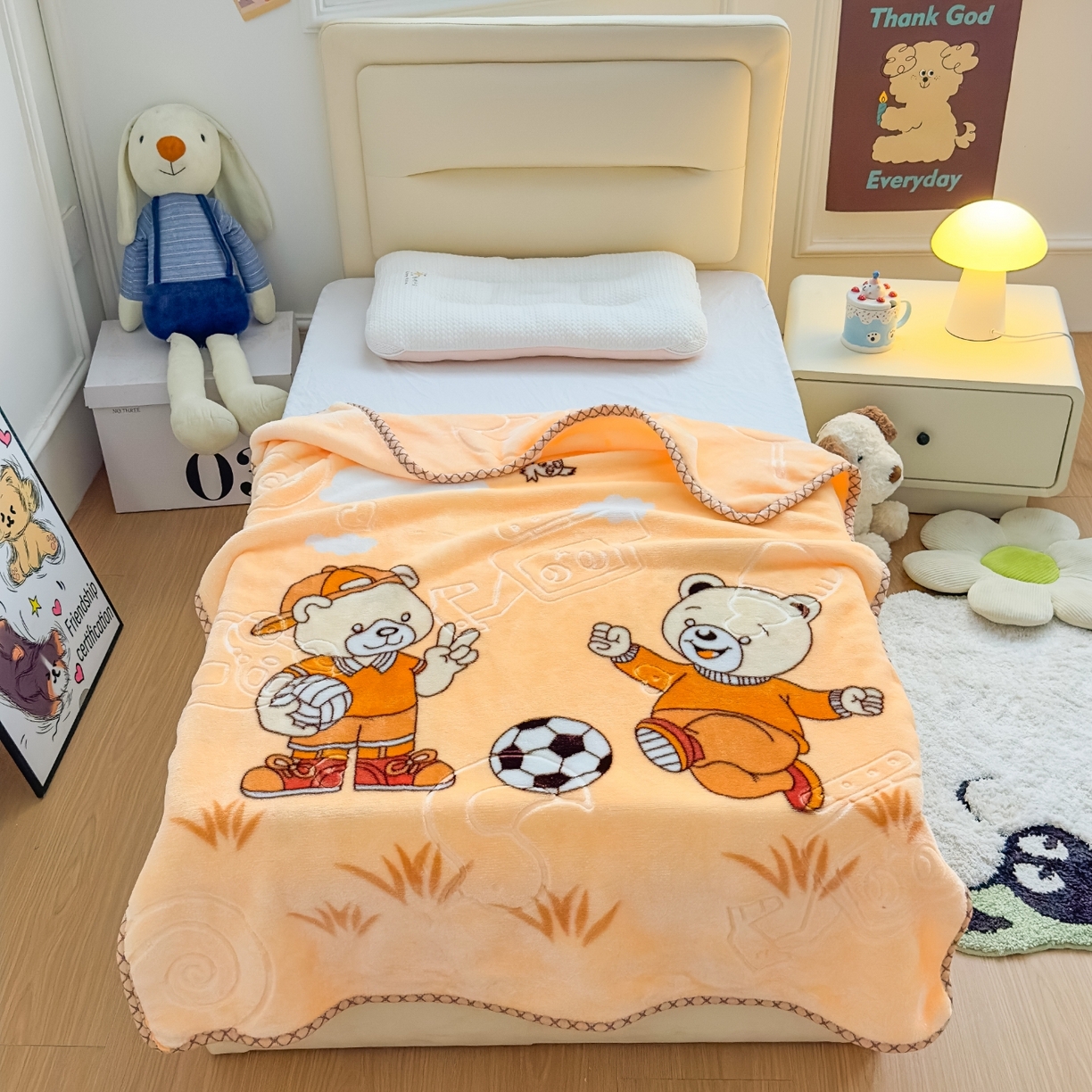 91家纺网 家纺一手货源 找家纺 悦织湾家纺 2025新款拉舍尔双层云绒童毯毯子卡通休闲沙发盖毯毛毯儿童婴幼儿宝宝小毯子 足球健将14#米黄