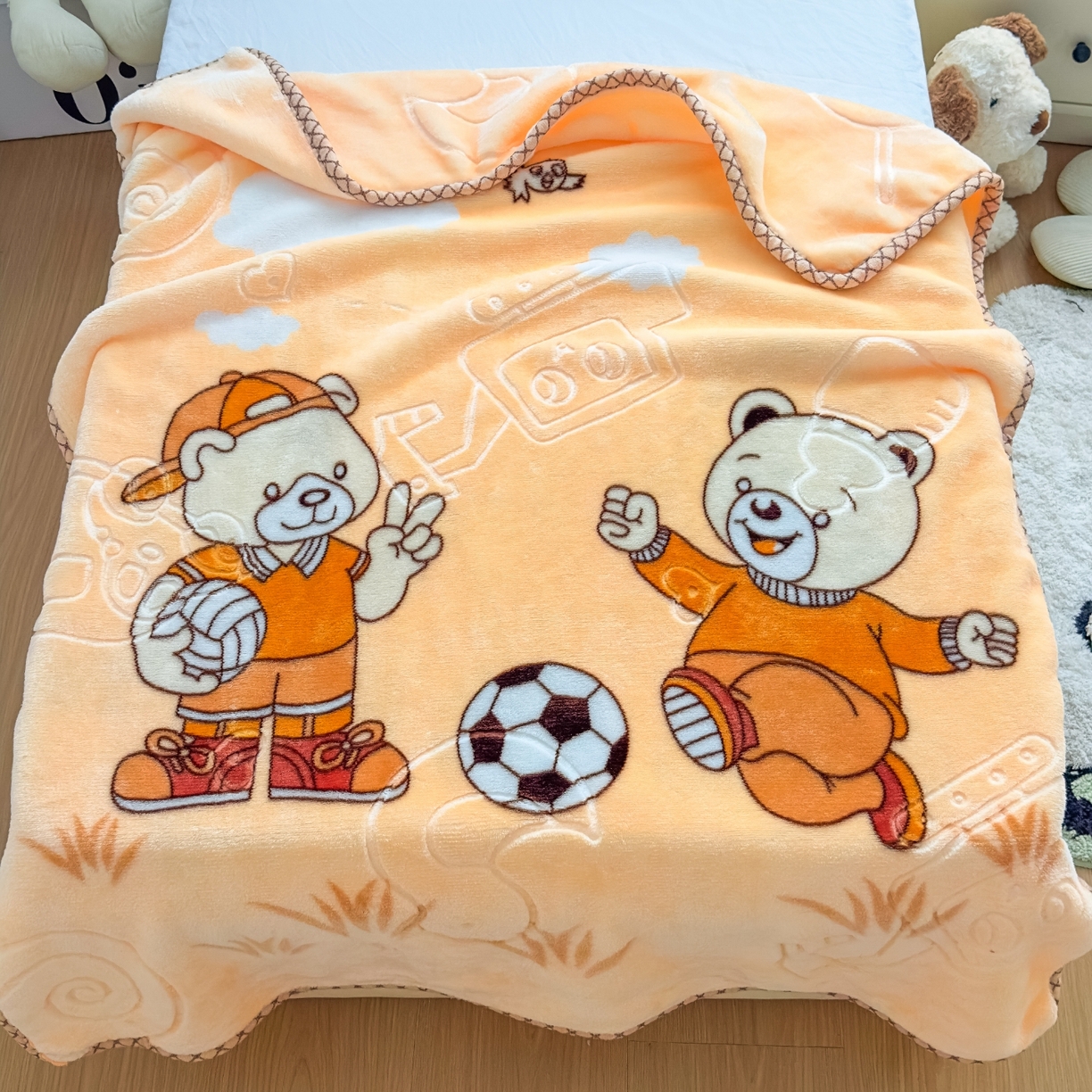 91家纺网 家纺一手货源 找家纺 悦织湾家纺 2025新款拉舍尔双层云绒童毯毯子卡通休闲沙发盖毯毛毯儿童婴幼儿宝宝小毯子 足球健将14#米黄