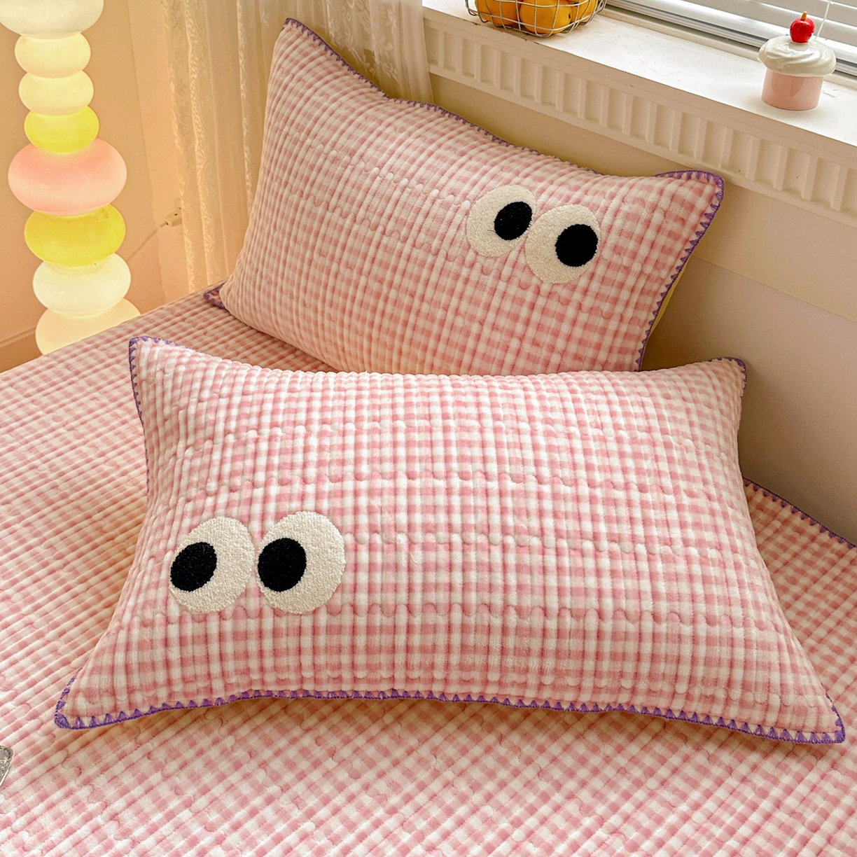 91家纺网 家纺一手货源 找家纺 （总）格真 2025新款无印风贝壳绣三角针牛奶绒床盖三件套大眼萌枕套