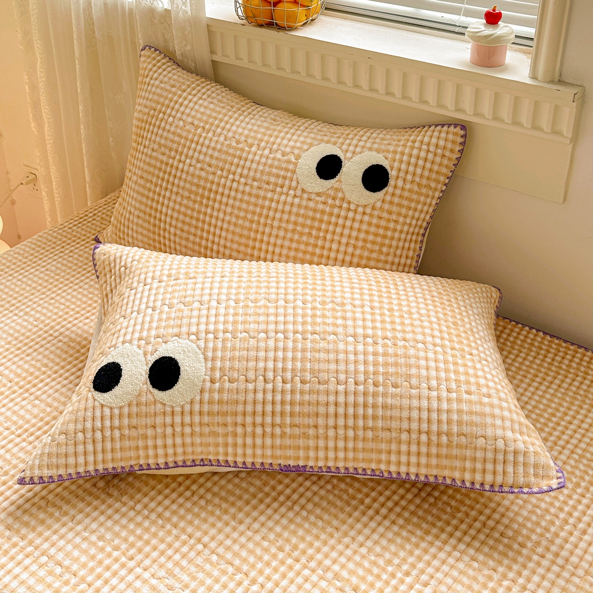格真 2025新款无印风贝壳绣三角针牛奶绒床盖三件套大眼萌枕套 米黄小格