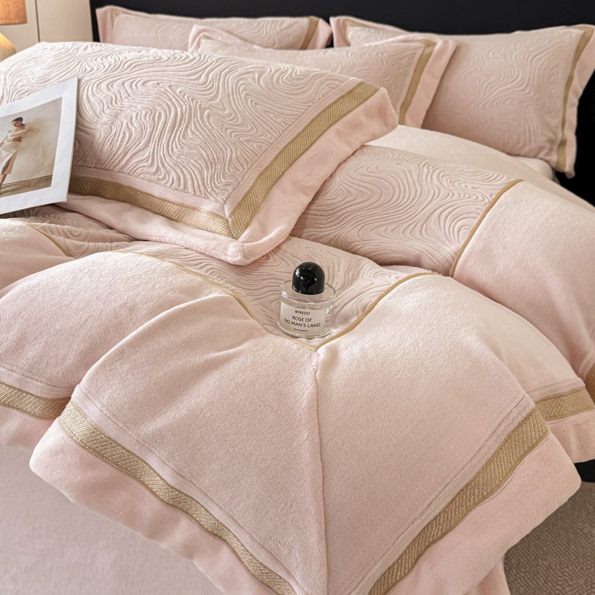 91家纺网 家纺一手货源 找家纺 （总）博纳家纺 2025新款加厚牛奶绒雕花刺绣拼角四件套-海韵 控价劵后248（严格按控价来）