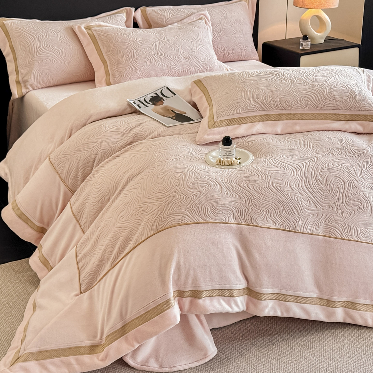 91家纺网 家纺一手货源 找家纺 （总）博纳家纺 2025新款加厚牛奶绒雕花刺绣拼角四件套-海韵 控价劵后248（严格按控价来）