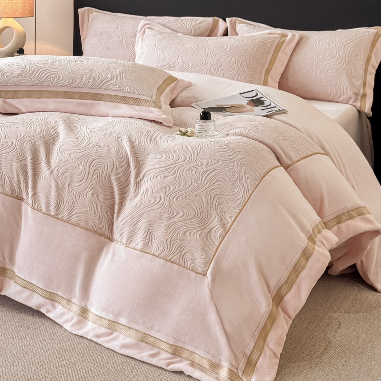 91家纺网 家纺一手货源 找家纺 （总）博纳家纺 2025新款加厚牛奶绒雕花刺绣拼角四件套-海韵 控价劵后248（严格按控价来）