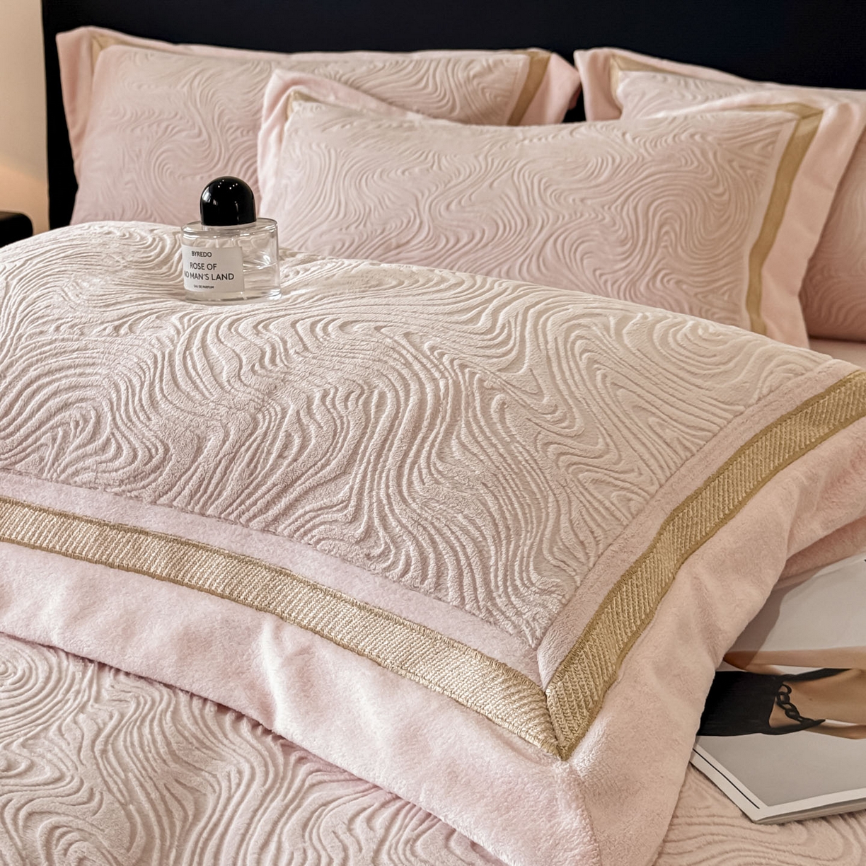 91家纺网 家纺一手货源 找家纺 （总）博纳家纺 2025新款加厚牛奶绒雕花刺绣拼角四件套-海韵 控价劵后248（严格按控价来）