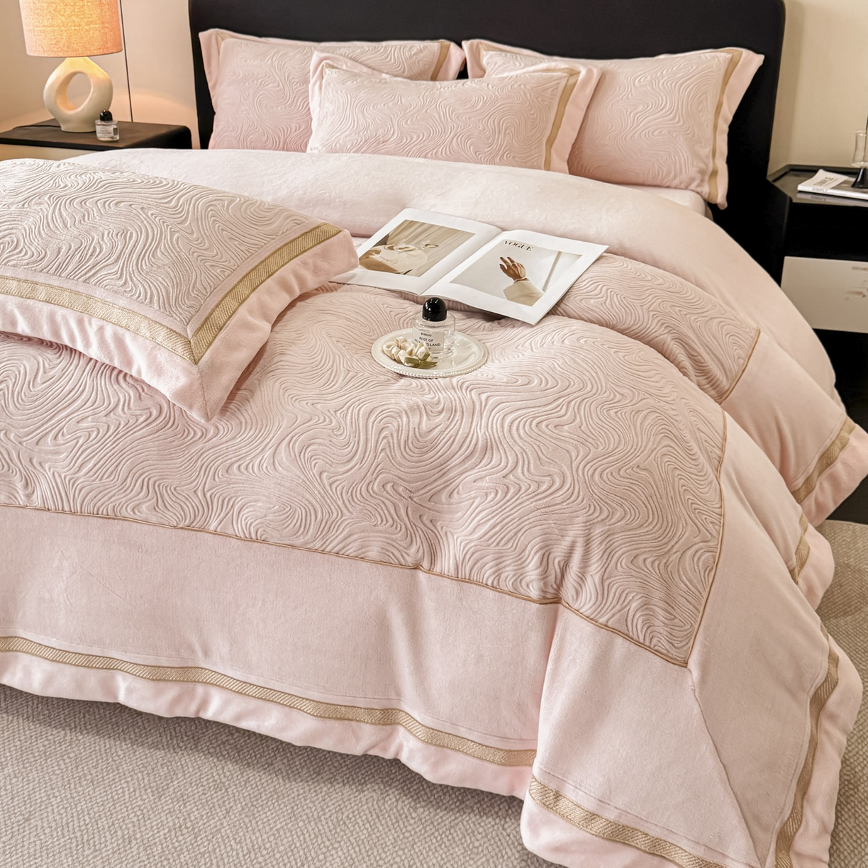 91家纺网 家纺一手货源 找家纺 （总）博纳家纺 2025新款加厚牛奶绒雕花刺绣拼角四件套-海韵 控价劵后248（严格按控价来）