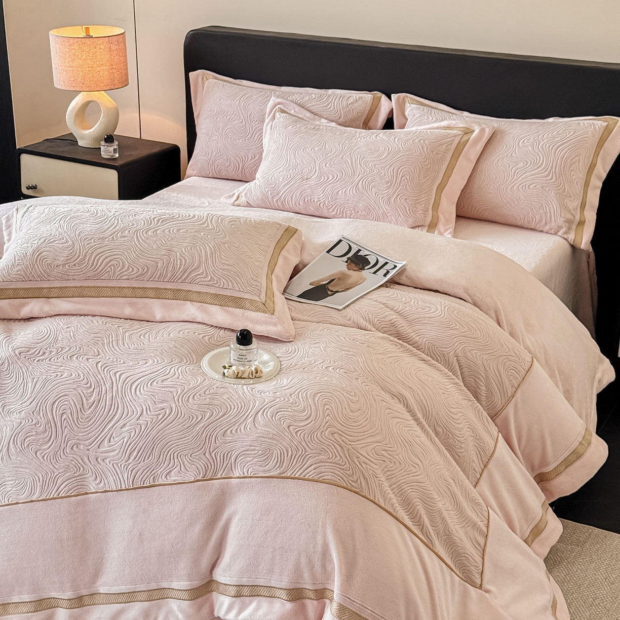 91家纺网 家纺一手货源 找家纺 （总）博纳家纺 2025新款加厚牛奶绒雕花刺绣拼角四件套-海韵 控价劵后248（严格按控价来）