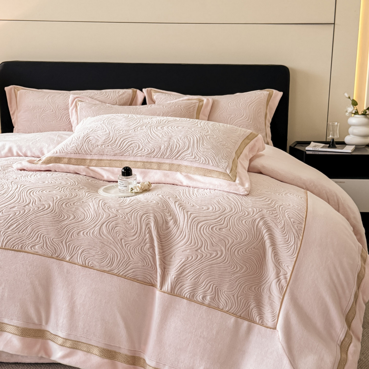 91家纺网 家纺一手货源 找家纺 （总）博纳家纺 2025新款加厚牛奶绒雕花刺绣拼角四件套-海韵 控价劵后248（严格按控价来）