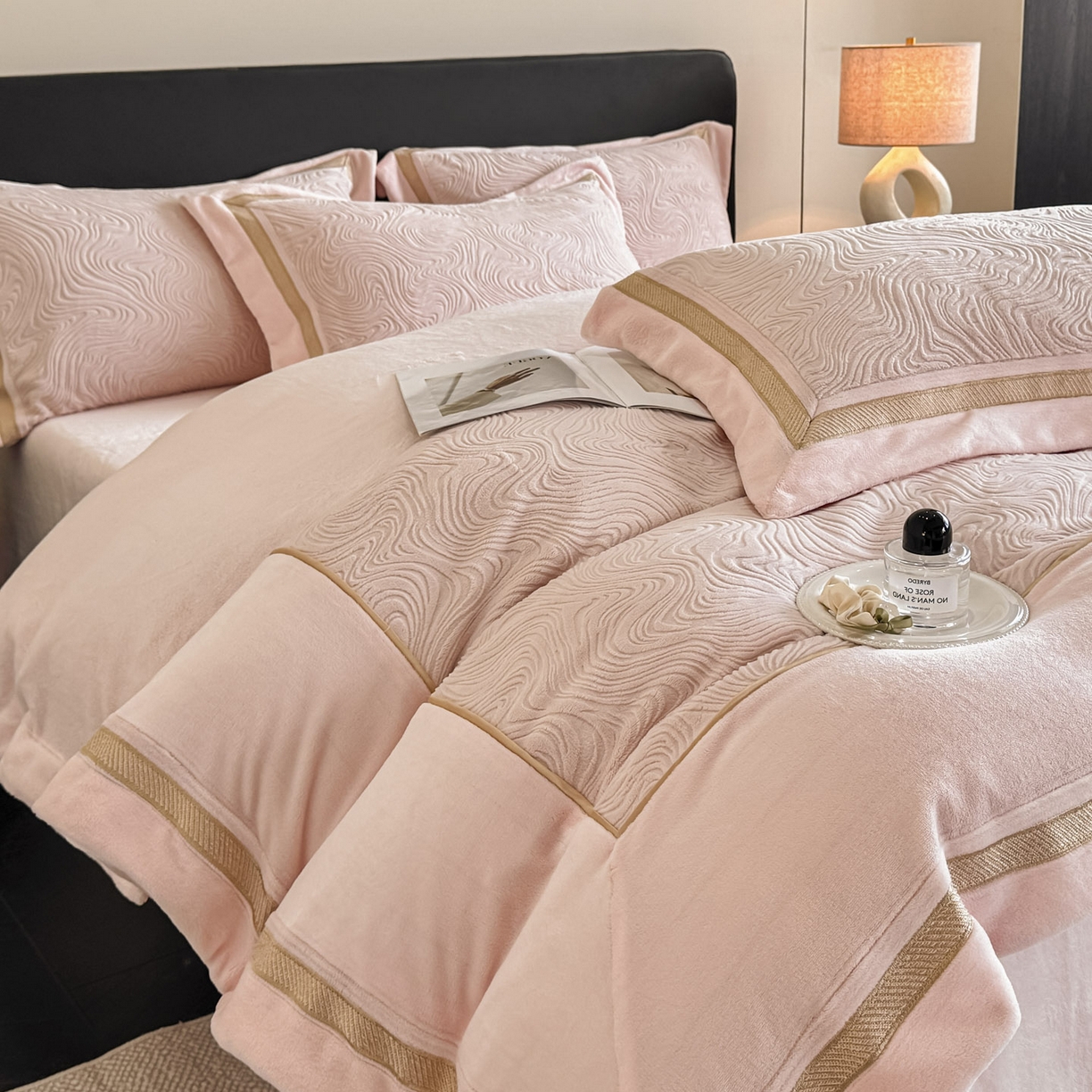 91家纺网 家纺一手货源 找家纺 （总）博纳家纺 2025新款加厚牛奶绒雕花刺绣拼角四件套-海韵 控价劵后248（严格按控价来）