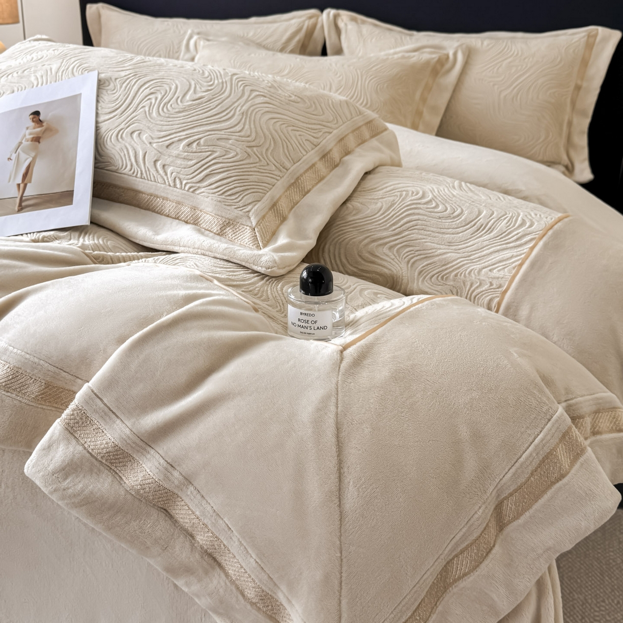 91家纺网 家纺一手货源 找家纺 博纳家纺 2025新款加厚牛奶绒雕花刺绣拼角四件套-海韵 控价劵后248（严格按控价来） 香槟