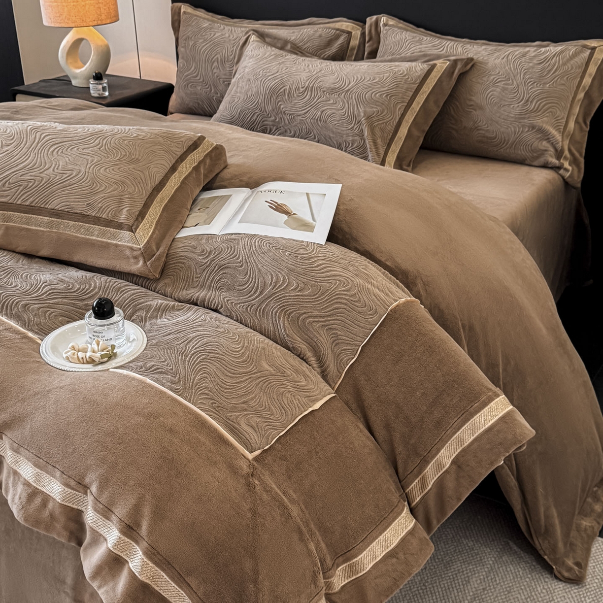 91家纺网 家纺一手货源 找家纺 博纳家纺 2025新款加厚牛奶绒雕花刺绣拼角四件套-海韵 控价劵后248（严格按控价来） 咖色