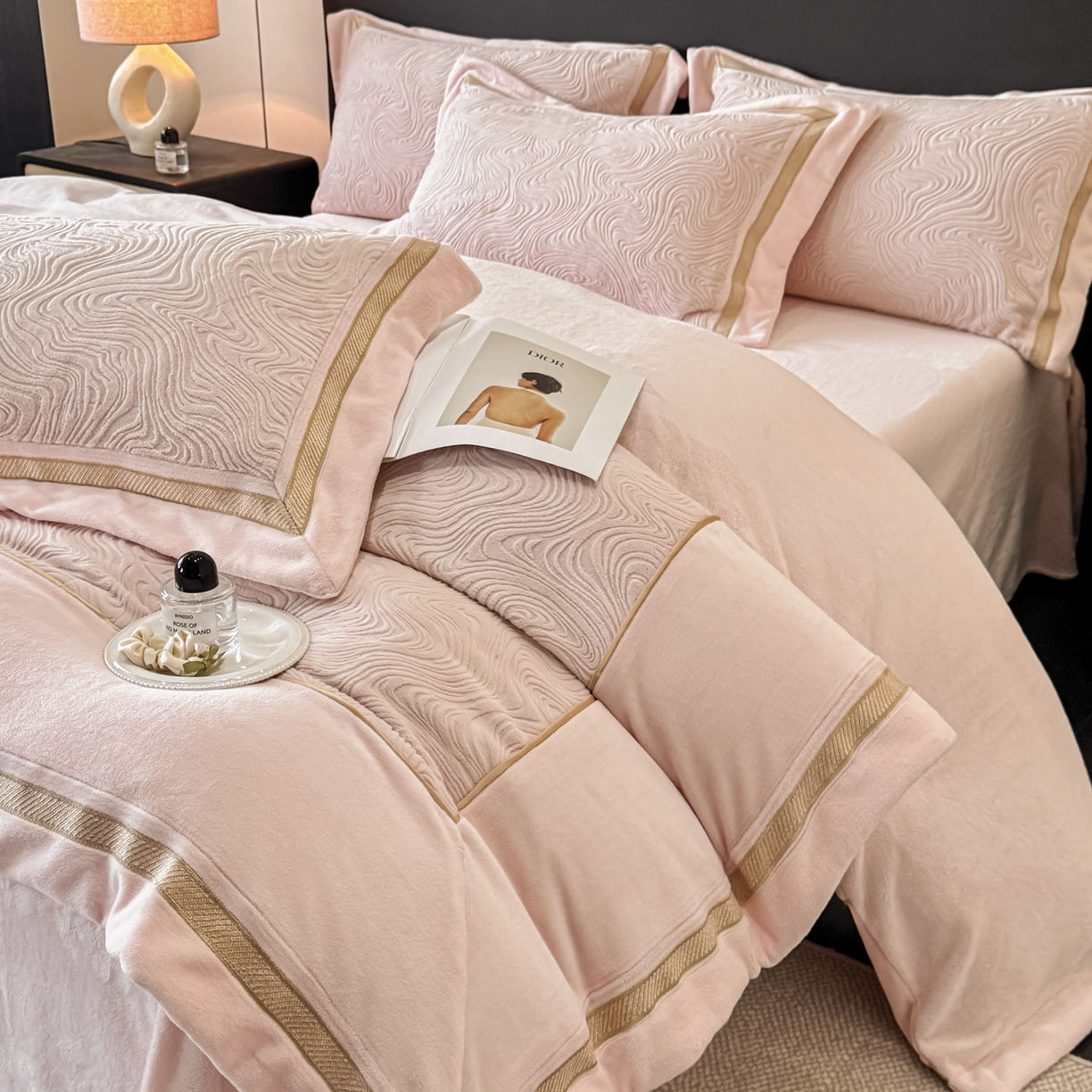 91家纺网 家纺一手货源 找家纺 博纳家纺 2025新款加厚牛奶绒雕花刺绣拼角四件套-海韵 控价劵后248（严格按控价来） 粉玉