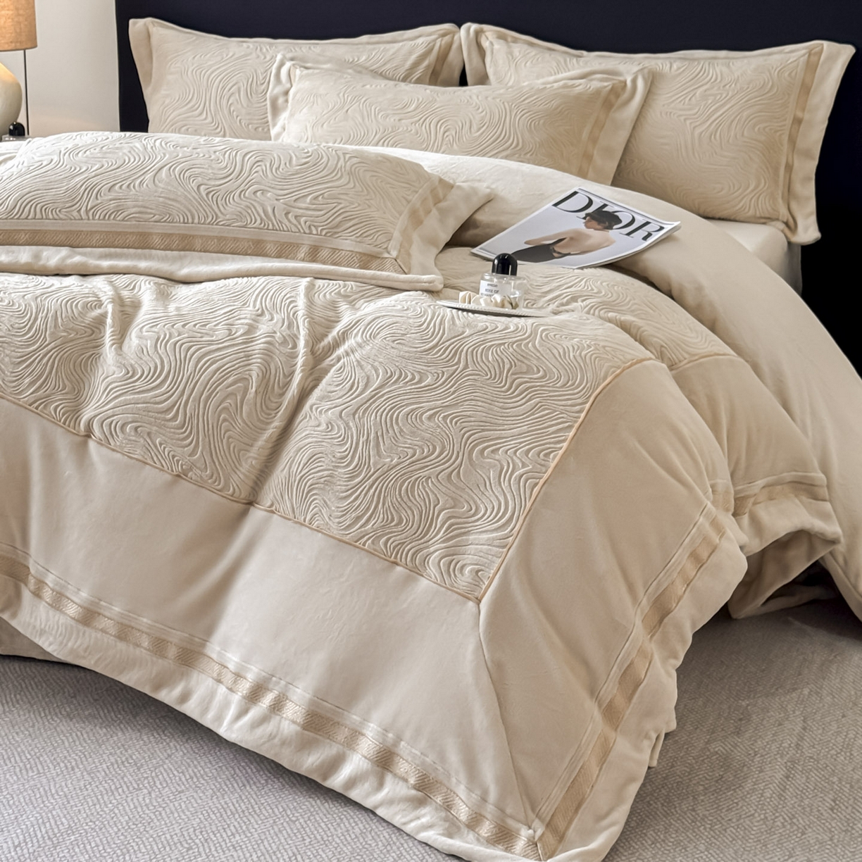 91家纺网 家纺一手货源 找家纺 博纳家纺 2025新款加厚牛奶绒雕花刺绣拼角四件套-海韵 控价劵后248（严格按控价来） 香槟