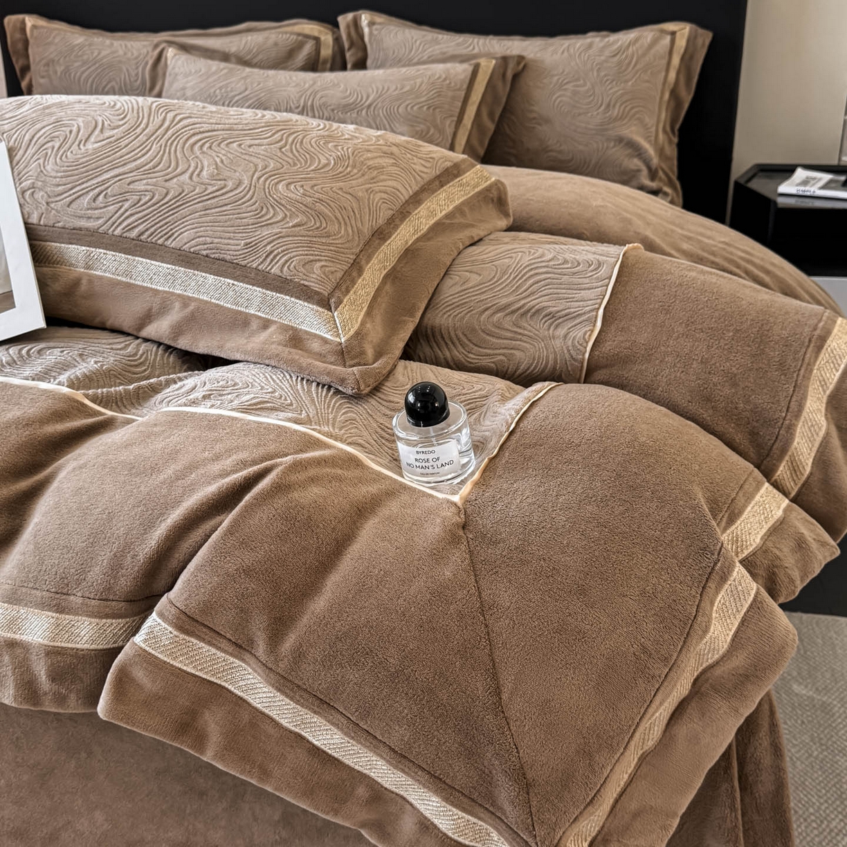 91家纺网 家纺一手货源 找家纺 博纳家纺 2025新款加厚牛奶绒雕花刺绣拼角四件套-海韵 控价劵后248（严格按控价来） 咖色