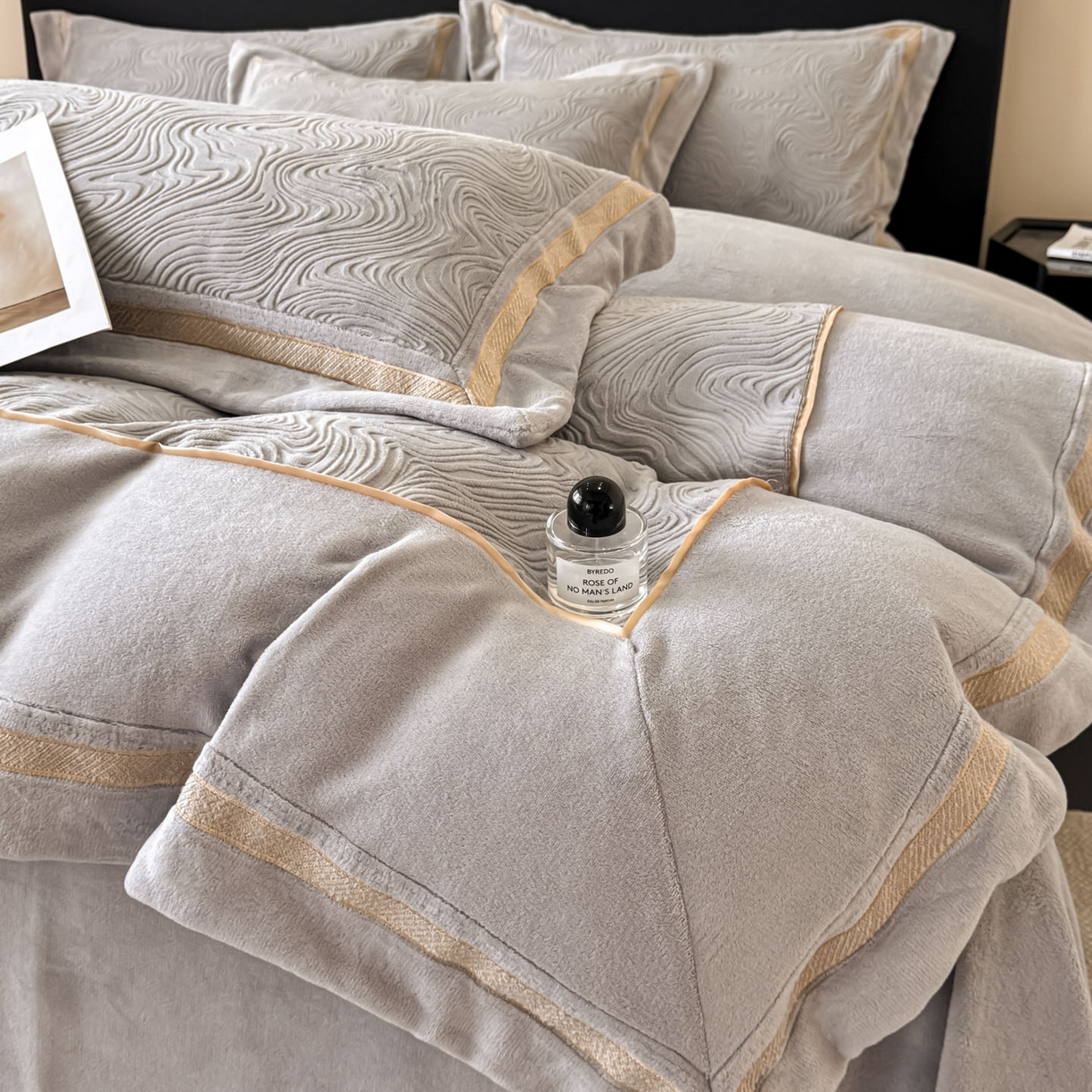 91家纺网 家纺一手货源 找家纺 博纳家纺 2025新款加厚牛奶绒雕花刺绣拼角四件套-海韵 控价劵后248（严格按控价来） 高级灰