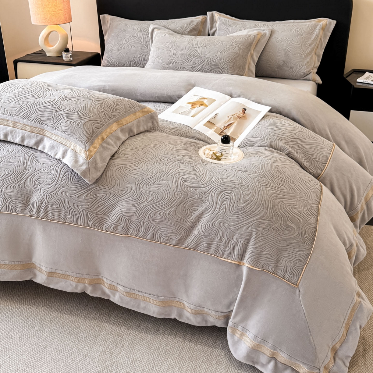 91家纺网 家纺一手货源 找家纺 博纳家纺 2025新款加厚牛奶绒雕花刺绣拼角四件套-海韵 控价劵后248（严格按控价来） 高级灰