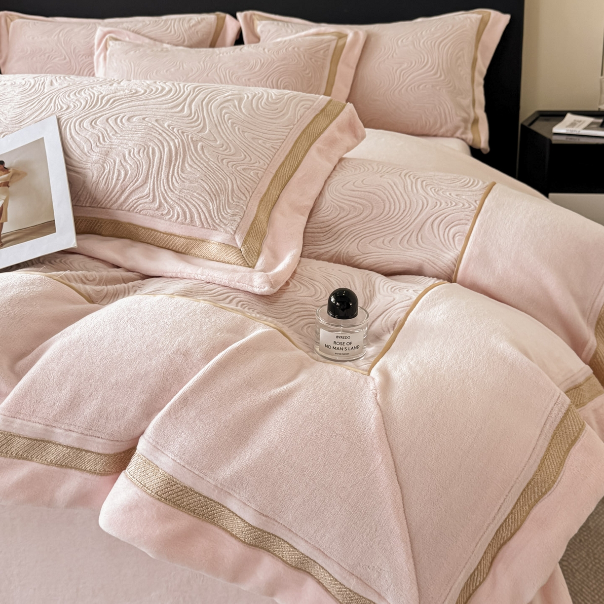 91家纺网 家纺一手货源 找家纺 博纳家纺 2025新款加厚牛奶绒雕花刺绣拼角四件套-海韵 控价劵后248（严格按控价来） 粉玉