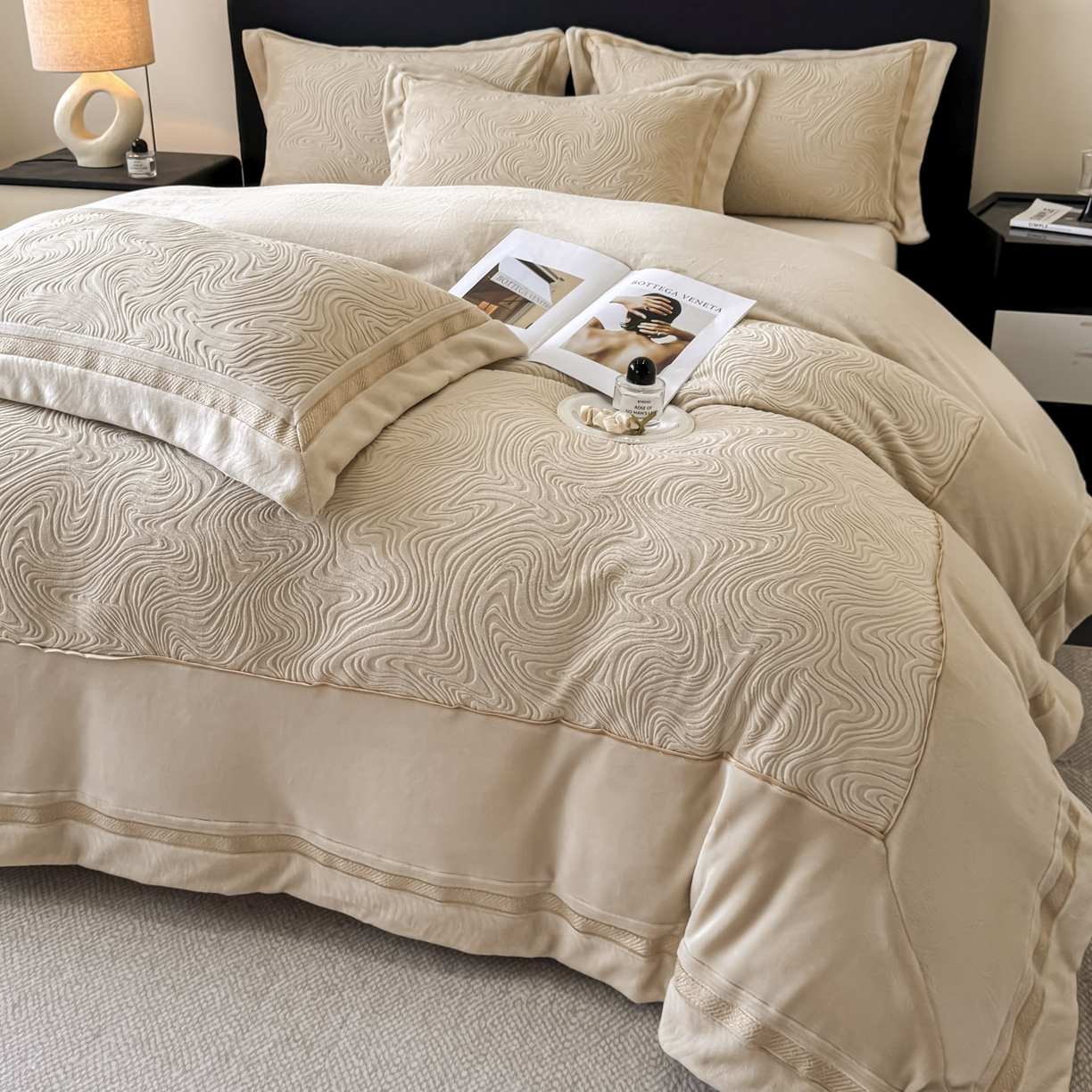 91家纺网 家纺一手货源 找家纺 博纳家纺 2025新款加厚牛奶绒雕花刺绣拼角四件套-海韵 控价劵后248（严格按控价来） 香槟