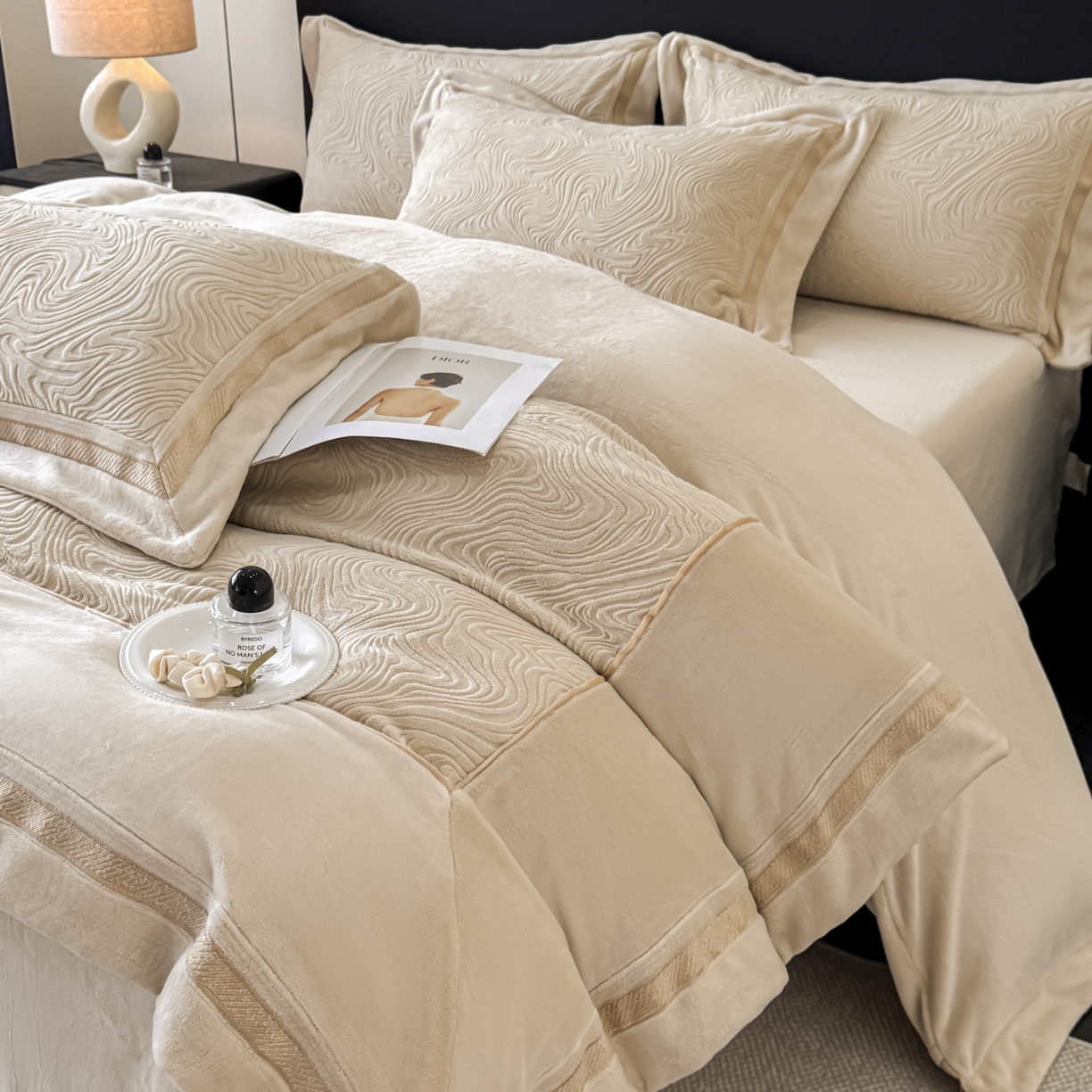 91家纺网 家纺一手货源 找家纺 博纳家纺 2025新款加厚牛奶绒雕花刺绣拼角四件套-海韵 控价劵后248（严格按控价来） 香槟