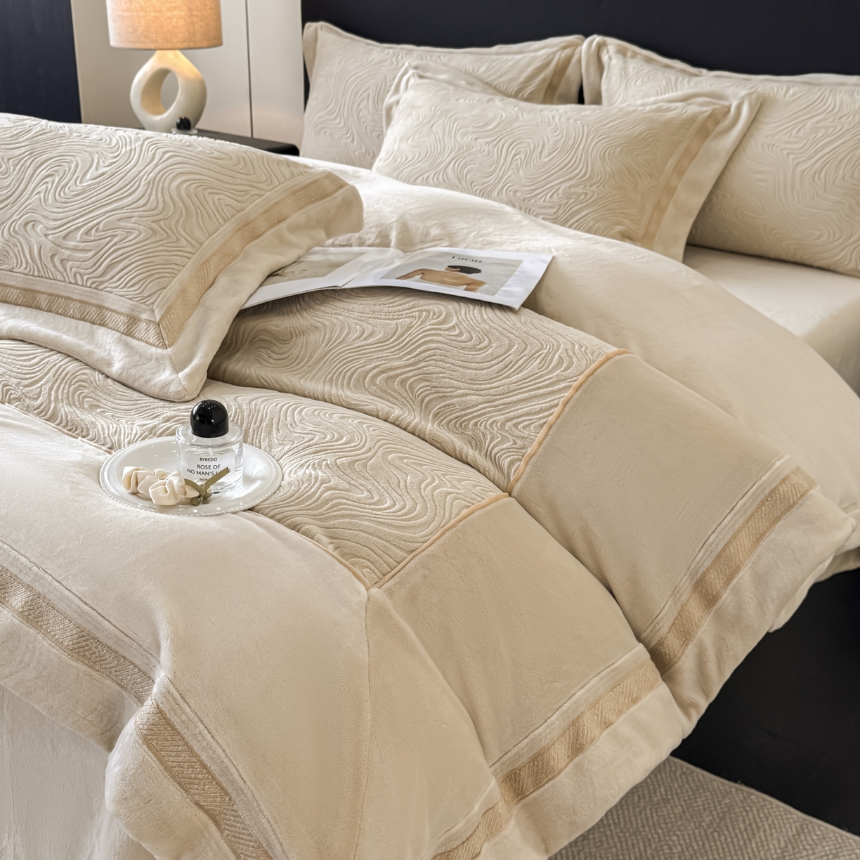 91家纺网 家纺一手货源 找家纺 博纳家纺 2025新款加厚牛奶绒雕花刺绣拼角四件套-海韵 控价劵后248（严格按控价来） 香槟