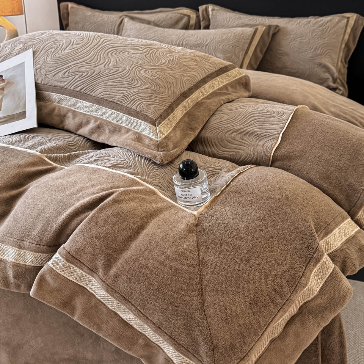 91家纺网 家纺一手货源 找家纺 博纳家纺 2025新款加厚牛奶绒雕花刺绣拼角四件套-海韵 控价劵后248（严格按控价来） 咖色