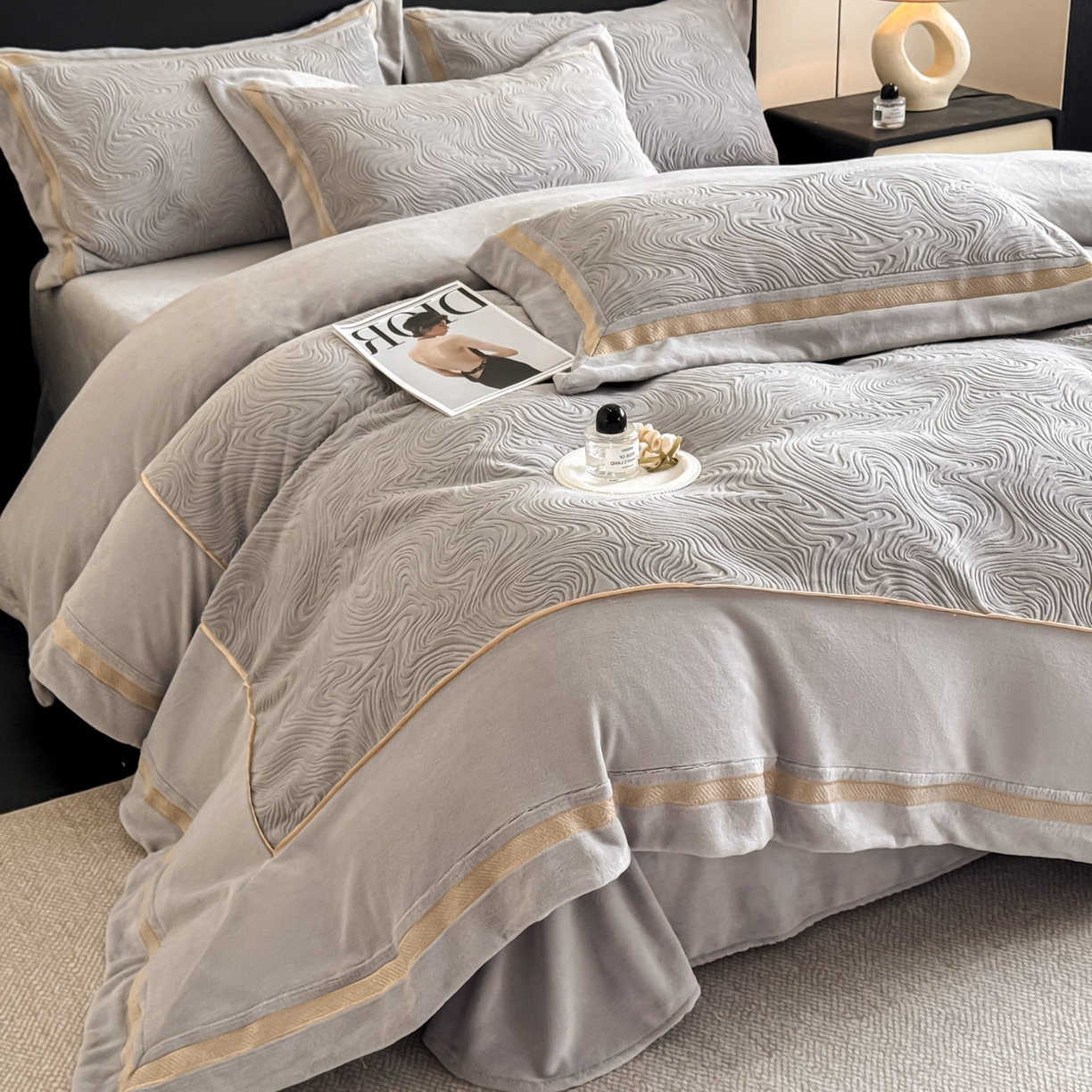 91家纺网 家纺一手货源 找家纺 博纳家纺 2025新款加厚牛奶绒雕花刺绣拼角四件套-海韵 控价劵后248（严格按控价来） 高级灰