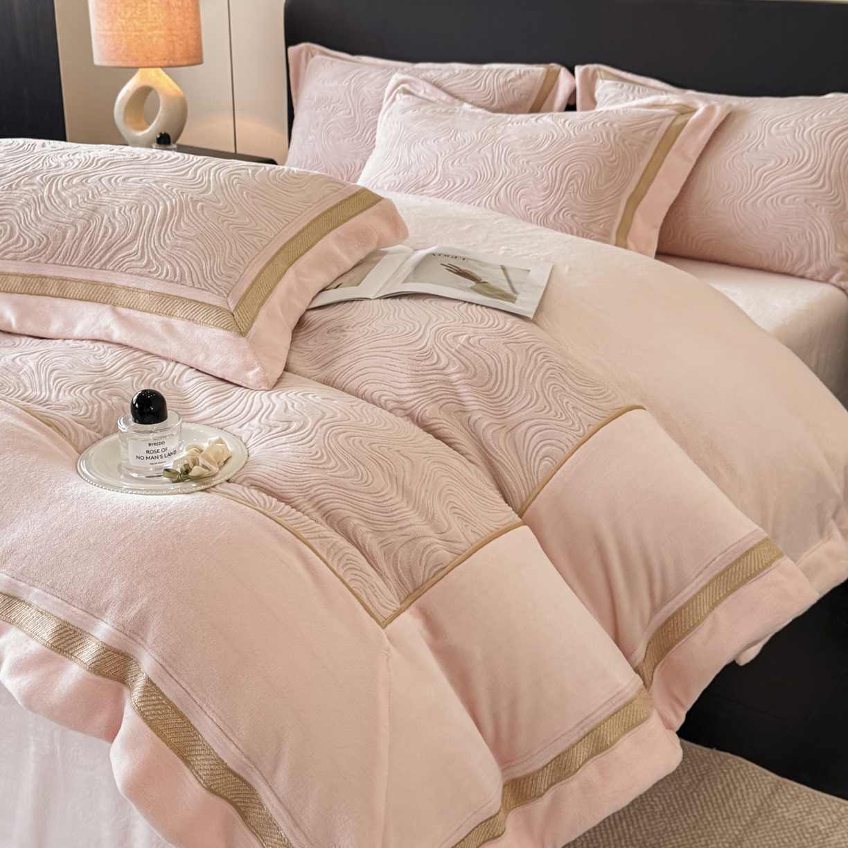 91家纺网 家纺一手货源 找家纺 博纳家纺 2025新款加厚牛奶绒雕花刺绣拼角四件套-海韵 控价劵后248（严格按控价来） 粉玉